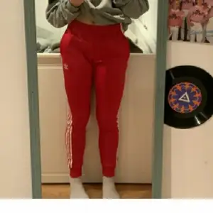 Coola röda adidasbyxor i träningsmaterial, jag är en storlek S men det sitter bra på mig. Hör av dig vid frågor💞💞