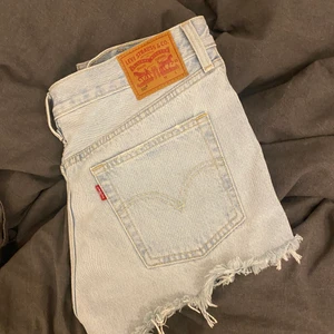 levis shorts - säljer dessa ljusblåa levis shortsen. aldrig använt endast provat! nypris 500:-💗❤️💜💙