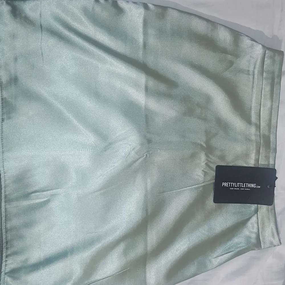 Superfin kjol i silkesmaterial från prettylittlething i storlek 36. Aldrig använd då den tyvärr är för liten :( så tags på fortfarande. Dragkedja på baksidan för bättre passform, ganska snäv i passformen . Kjolar.