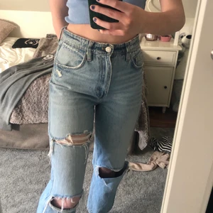 Zara jeans - Jeans med hål i från Zara💜 Köpt för ~2 år sedan och använda ett par gånger men är som i nyskick. De går ner till lite över min häl vilket är lite för kort för min smak på jeans! Jag är ~170cm lång❤️