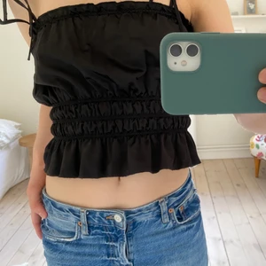 Topp - Från zara. Går att ha både med banden uppe och nerstoppade innanför eftersom det är resår. Storlek S/xs