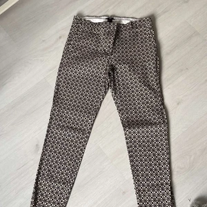 Kostymbyxor mönstrade  - Mönstrade kostymbyxor i storlek 38. 75 kr exklusive frakt. Kund står för frakt som är från 62kr.