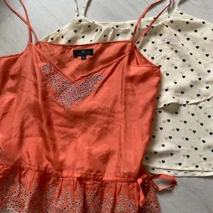 Toppar 2 pack  - Två stycken toppar, en orang från DAY Birger et Mikkelsen och ett vitt med hjärtan. Srlk 38/S