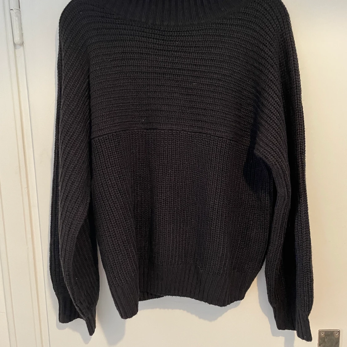 Stickad svart tröja