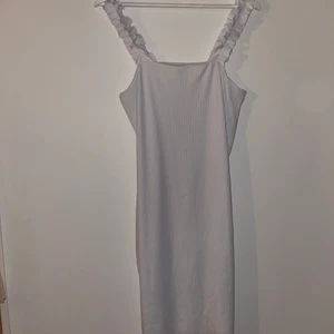 Klänning helt ny  - En helt ny fin klänning, den är vitt ljuset är dåligt på bilden 