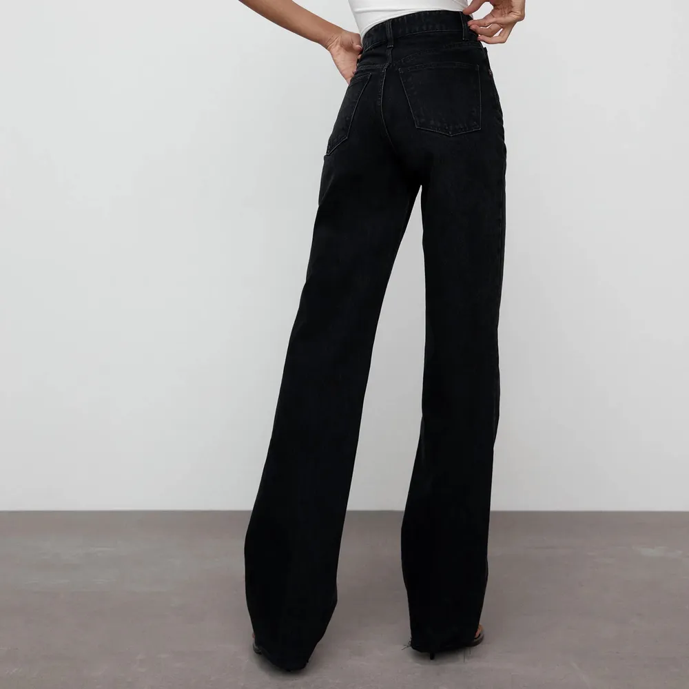 säljer mina super snygga full lenght jeans från zara. Fråga gärna om fler bilder!😊 Säljer för 300 +frakt❤️ (pris kan diskuteras). Jeans & Byxor.