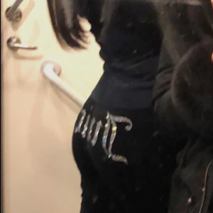 Juicy byxor - Jag säljer dessa helt nya juicy byxorna jag säljare dem eftersom jag vill ha dem i en annan färg. Jätte fint kvalite helt som nya. Originalpris: 780kr och jag säljer dem för 500 priset kan även diskuteras.