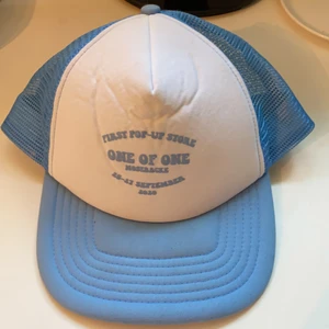 One of one keps - One of one keps från första släppet, går alltså inte att få tag i på längre, använd men inga synliga defekter, tvättas upp inför försäljning, nypris runt 500kr 