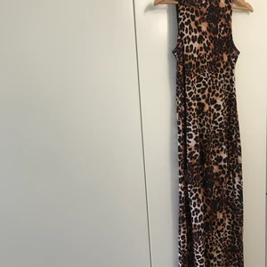 Helt ny klänning, leopardmönstrat - Helt ny klänning, helt oanvänd, leopardmönstrat, åtsittande, XS passar även S, tunn - perfekt till sommar Kan skickas mot frakt, fraktpriset står i nästa steg 📦  Alla betalningar sker via Swish. 🤝  Inga returer, plagget säljs i befintlig skick enligt bild och beskrivning. ❌ 