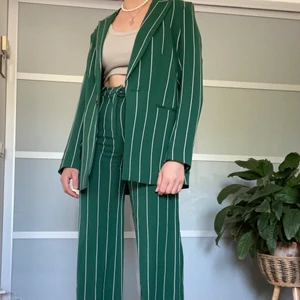 Blazer  - Grön kavaj använd en gång! Kan hämtas upp i Växjö och Älmhult annars står köparen för frakten 🥰 blazern + byxorna för 200kr