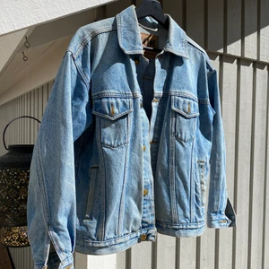 Jeansjacka - Köpt i Dubai. Står M men sitter bra på mig som har xs/s