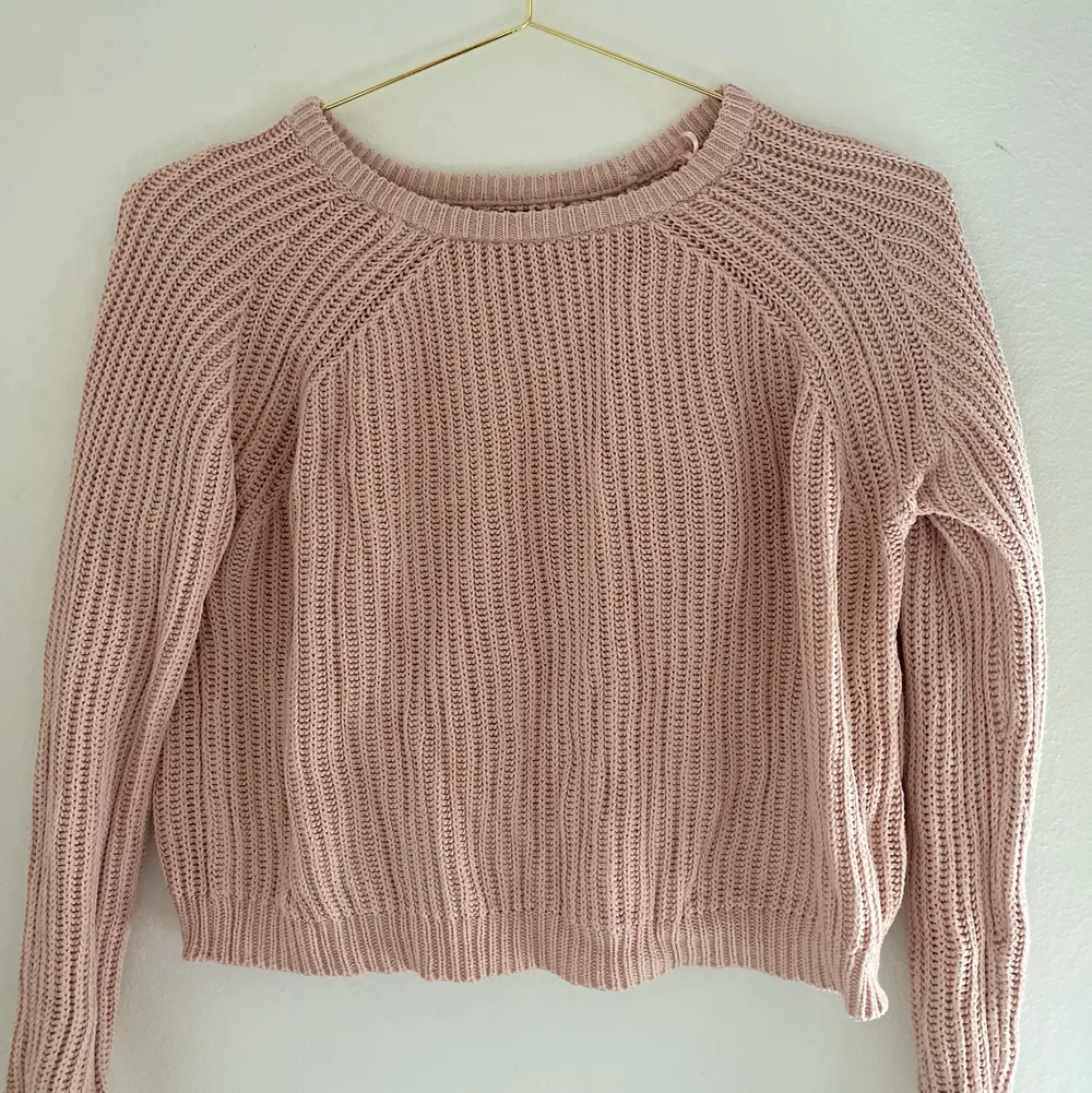 Fin rosa stickad tröja. Köpte den för några årsen och inte använt den på ett tag därav säljer jag den💕 . Stickat.