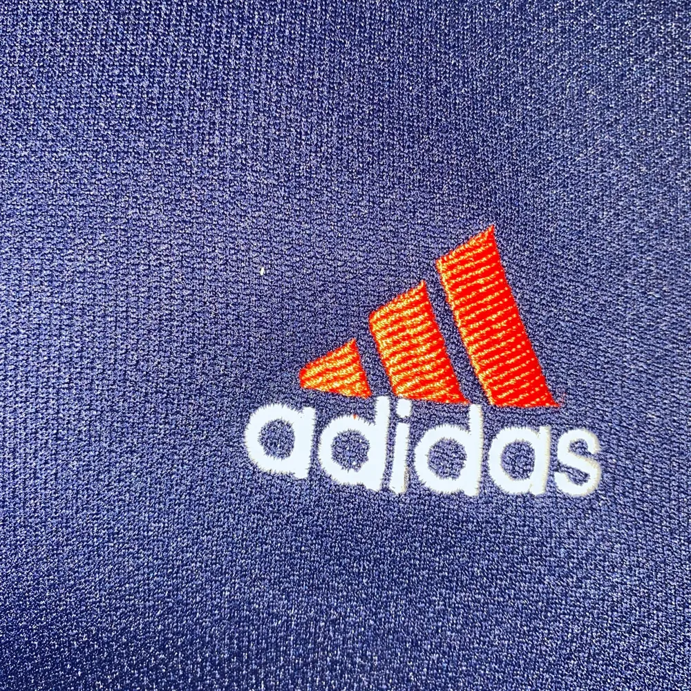 Snygg adidas tröja. Storleks lappen är tyvärr avdragen men skulle säga att det är en M/L. Tröjor & Koftor.