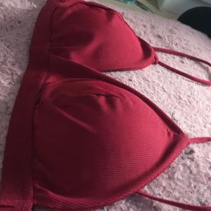 BH storlek XS från SHEIN  - Storlek ä XS/150 men är väldigt stor i storleken, den säljs för att den inte passar på mig o för att den inte kommer till användning😍❤️🦋