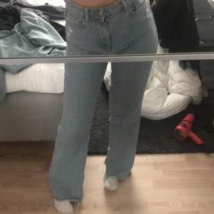 Skitsnygga trendiga jeans från zara, då dem är tall och passar skit snyggt till allt, dessa är använd fåtal gånger och har storlek 36/26. Skriv vid intresse💝