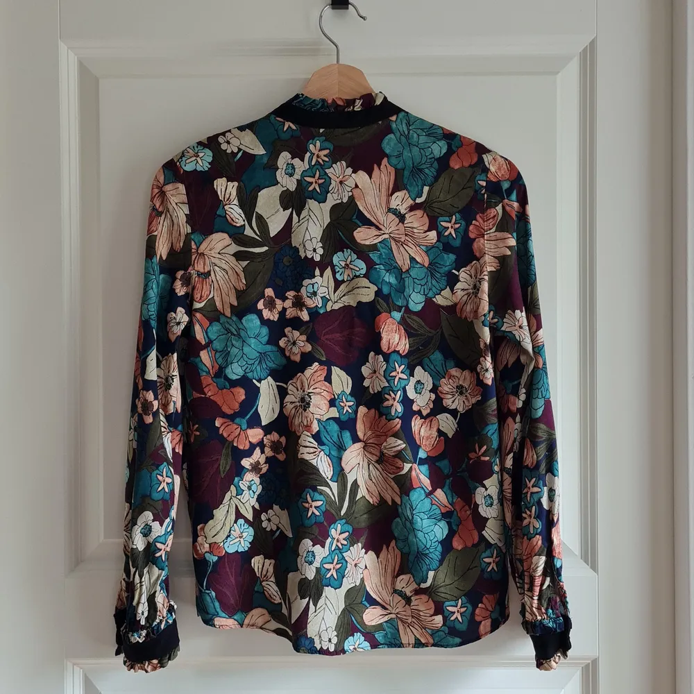 A blouse from Zara. Pretty flower print 🌺🌼🌸 and a cute tie in the neckline 🥰 Thin flowy fabric, 100% viscose. In perfect condition - it was worn only 1-2 times. Size S.. Blusar.