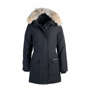 Canada goose trullium parka - Säljer min vinterjacka då den är för stor för mig den är i strl S men är stor i storleken. Den har slitningar i muddarna men annars bra skick 