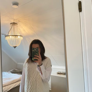Stickad väst Hm - Stickad väst från Hm i fint skick, köptes i vintras och sparsamt använd, Stl M men sitter fint oversized på mig som i vanliga fall har storlek S. Bud från 75 kr. Spårbar frakt, samfraktar gärna om du köper fler plagg