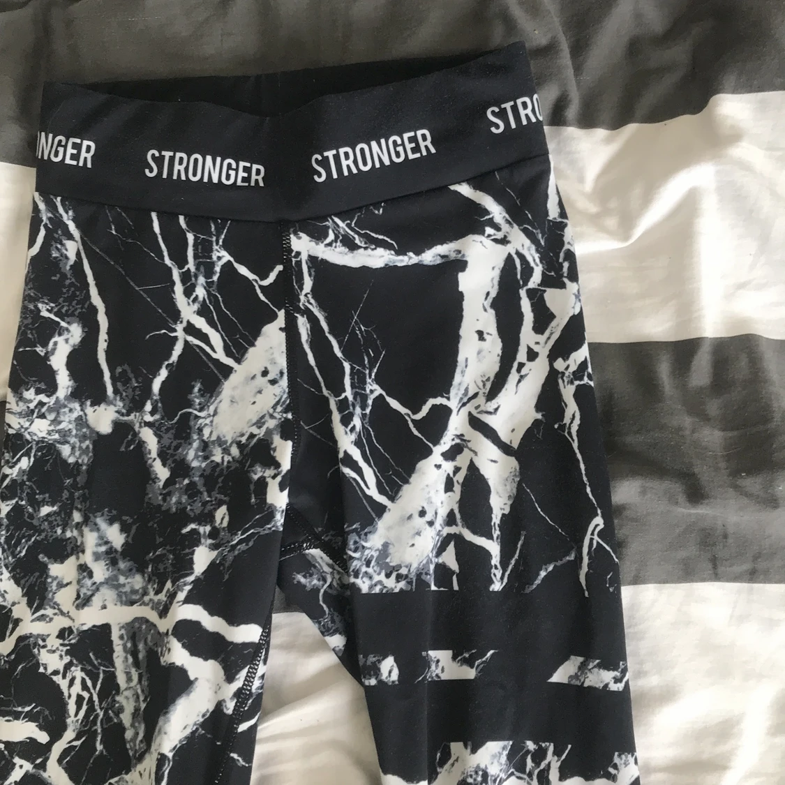 träningsbyxor från Stronger  - 90