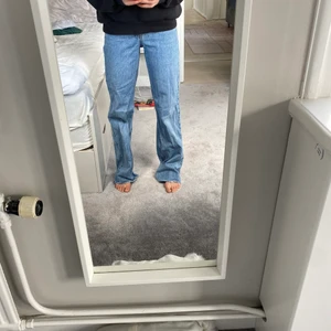 Jeans från zara - Jättesnygga jeans från zara. Passar till allt! Highwaist och väldigt långa men går att klippa om man vill ha de kortare