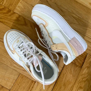 NIKE air force 1, shadow  - Säljer dessa från Nike! Helt slutsålda. Storlek 38! Sååå fina, men är tyvärr för stora för mig. Endast använda en gång, så dom är verkligen som nya. Buda i kommentarerna 💘. HÖGST BUD: 1350kr+frakt! 