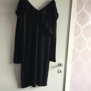 Kläning öppna axlar  - Svart käning från Ginatricot