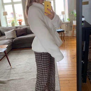 Aimn Jacka - Vit fluffig Aimn jacka i storlek S, väldigt mysig jacka som är helt oanvänd. Jackan har ett elastiskt bälte som går att ta på och av när man känner för det. Dem är köpt för ungefär en månad sedan men har aldrig använts. Nypris: 1000kr Mitt pris: 700