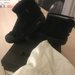 Bally storlek 38 - Svarta Ballykängor i storlek 38. Dustbag samt orginalkartong. I använt men fint skick nypris 4 299kr