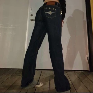 JENNIFER LOPEZ JEANS - Extremt snygga lågmidjade jeans, älskar dessa jeans men dem är tyävär väldigt långa på mig, så att jag råkar gå på dem o har blivit hål i dem. Men skulle säga att dem skulle passa någon som är runt 170cm men även kortare om man viker upp jeansen som jag gjort på bilderna. Köp direkt - 600kr