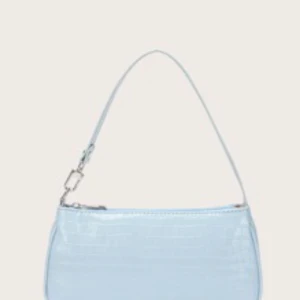 Blå axelrämsväska - Säljer denna blåa väskan från i somras som är väldigt praktisk och fin! Det får plats med mycket men den är även väldigt lätt att ta med sig! Säljer för att jag nu har en ny väska och känner inget behov av flera! Köpte den för 74 men säljer för 19 då typ ALLT PÅ MIN SIDA SÄLJS FÖR UNDER 30 KRONOR❤️🚨🚨🥰🥰🚨🚨🥳🥳