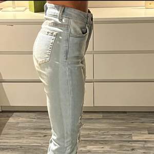 Högmidjade jeans med utsvängda ben och slits vid sidan. Långa i benen. Storlek S och jeansen är väldigt stretchiga. Säljer pga att de är en aning för stora. 