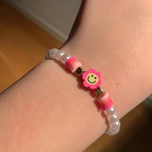 Sweet flower smile🌸 - Hej! Jag säljer dem här jätte fina armbanden i rosa och blå💗💙 Jag säljer även andra fina smycken💗