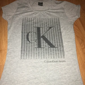 Calvin Klein jeans T-shirt  - Den är inte äkta men är jätte fin. Använd några gånger, är bra skick 🤍. Det står XL men passar även M och S 