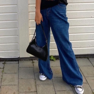 Loose jeans - SUPERFINA avklippa loose/straight leg jeans, använda ett par gånger men fortfarande som i ”ny-skick”🥰, säljer fler jeans så gå gärna in o kolla!