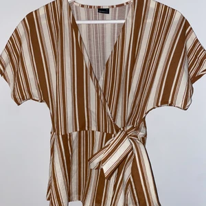 Topp  - Söt topp från Gina i storlek XS. Ingen bild med plagget på mig då det är för litet, därför är de heller aldrig använt. 80kr + frakt❤️‍🔥