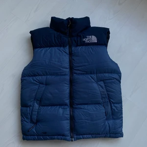 Vintage north face väst - North face väst, färgen går inte att få tag i. Passar S-M. Fint skick. 1500kr eller bud