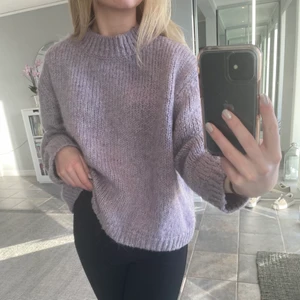 Stickad tröja  - Säljer denna söta stickade tröjan från Zara. Den är i storleken M men skulle också passa en S! Bra skick.