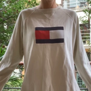Trendig stickad sweatshirt - En second hand sweatshirt från Tommy hilfiger. Storlek L men passar mig som är S om man vill ha den oversized💕❤️ 