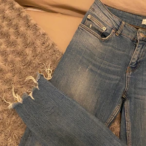 Jeans från Zara - Säljer ett par supersnygga jeans från Zara då dem tyvärr blivit för små. Sitter som en smäck😩 I mycket bra skick! Köparen står för frakten men kan även mötas upp i Örebro💓