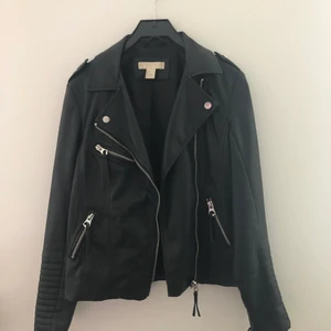 Jacka  - Skinnjacka köpt från hm 