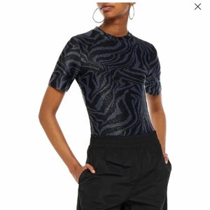 Fest topp - Zebramönstrad glittrig topp från Ganni i storlek S som är helt oanvänd🤩