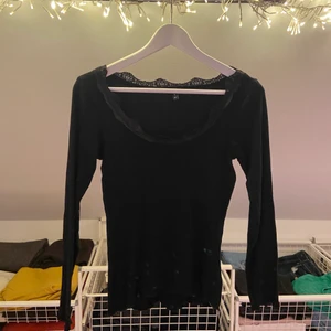 Svart basic tröja med spets detaljer  - Fin basic och jätte skön svart tröja med fin urringning och spets detaljer. I storlek M från Bunoh❤️