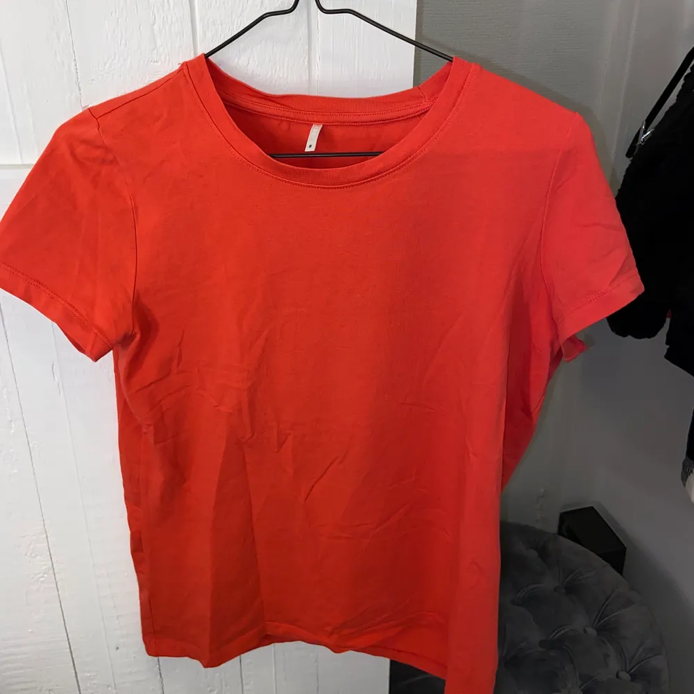 Korall röd t-shirt (men ser lite rödare ut på bilden). Passar perfekt och i bra kvalité. Kontakta mig vid intresse/frågor. Köparen står för frakten (66kr) & tar endast swish✨. T-shirts.