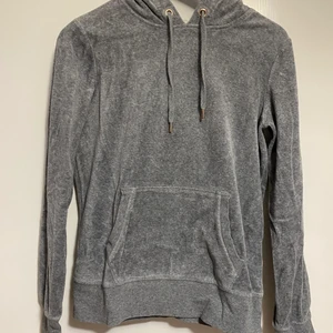 H&M Hoodie Storlek S - Grå, mjuk hoodie, i bra skick. Luva och en ficka på framsidan 