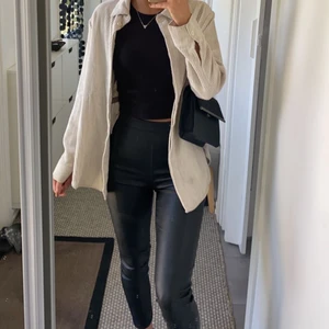 skinnbyxor ginatricot xs - Fina skinnbyxor från ginatricot. Använt 4 gånger. Kan mötas upp i göteborg kan även frakta men köparen står för frakten