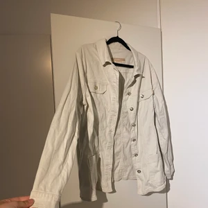 JACKA - ”överskjorta” köpt på second hand. Passar mig med storlek S men kan passa flera storlekar ( står inte). Lite skrynklig men går lätt att fixa💖