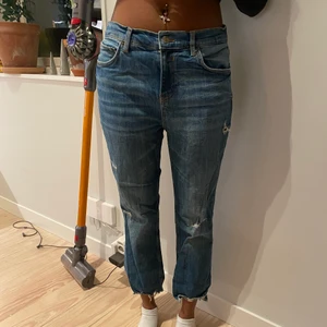 Jeans zara  - Medium tvätt blå. Semi hål . Lite använda . Supersnygga 