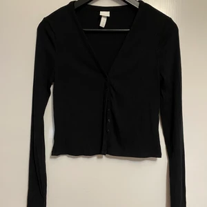 H&M tröja, storlek S - Svart H&M ribbad, magtröja i storlek S. Har använt endast 1 gång tidigare.