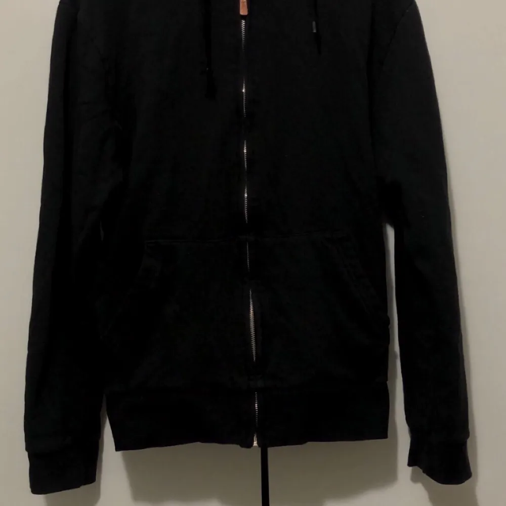 Snygg, svart zip hoodie i mycket bra skick, köpt för 450kr!! 🤩 Den passar XS-M och går att ha till i princip allt!! 👍🏻 Gratis frakt vid köp av minst 4 plagg!! ✅📦. Hoodies.