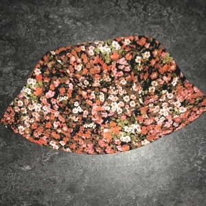 fiskarhatt - denna hatten från hm. använt några gånger säljer för att jag köpte en annan 